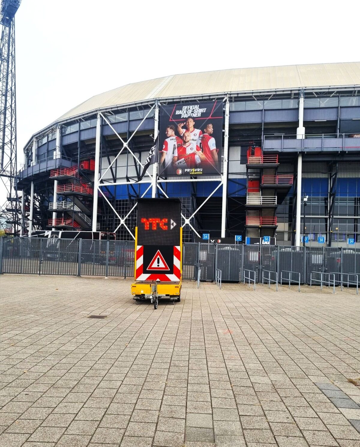 Waarschuwingswagen van TTC voor stadion tijdens voorbereidingen op evenement crowd control.